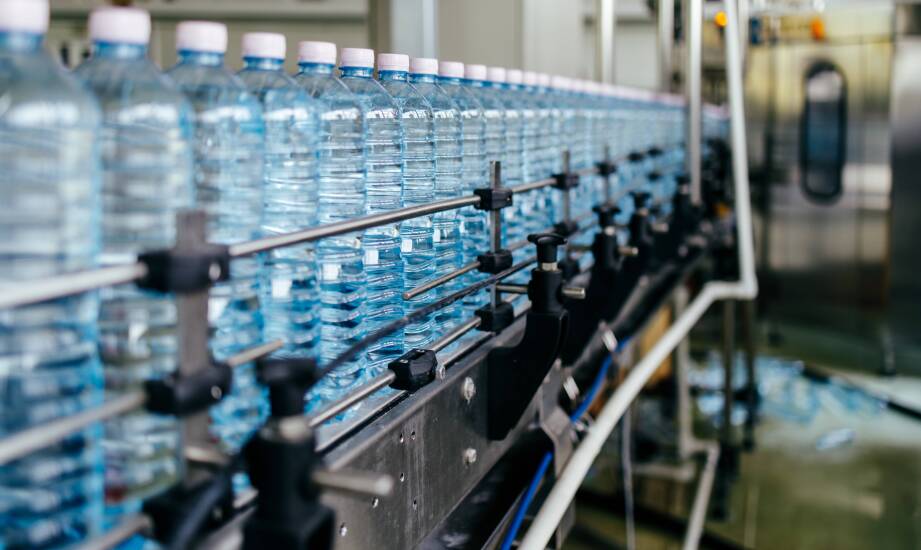 Jak transportery akumulacyjne wpływają na wydajność linii rozlewniczych do wody?