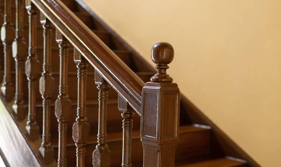 Poręcze drewniane: Praktyczne i estetyczne rozwiązania dla domu