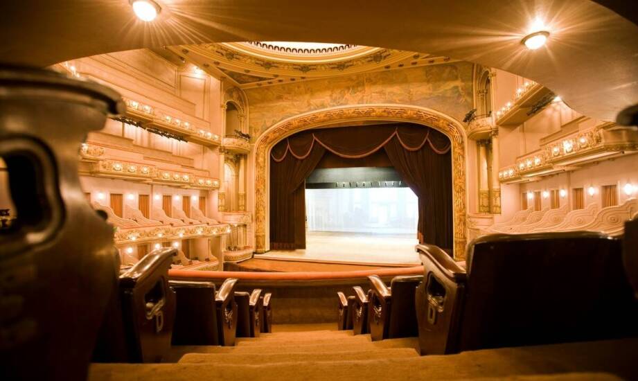 Wie trägt die Theaterbühne zum Erfolg einer Aufführung bei?