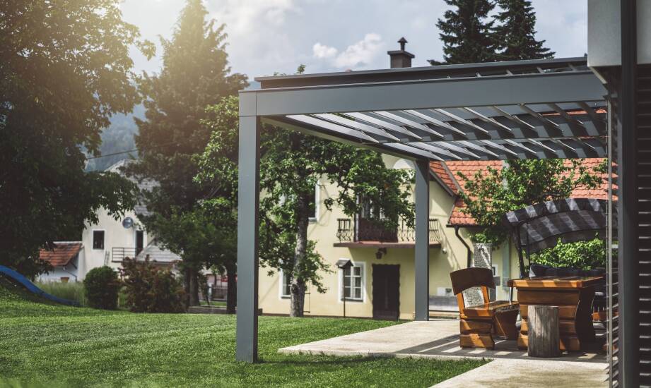 Jak dachy tarasowe zwiększają komfort użytkowania przestrzeni zewnętrznej?