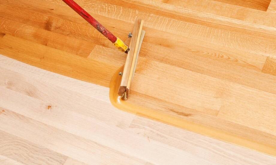 Jak jakość obróbki wpływa na trwałość desek podłogowych?