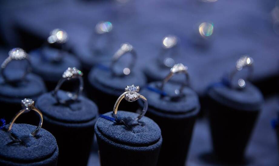 Jakie znaczenie ma ilość karatów w złocie na wartość pierścionka zaręczynowego?