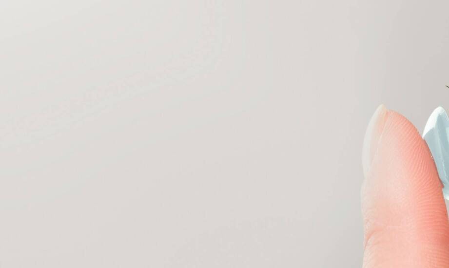 Pozłacane naszyjniki damskie a minimalizm – jak je nosić?