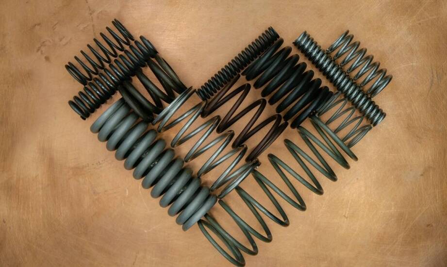 Sprężyna skrętna w kontekście norm i certyfikacji – co warto wiedzieć?