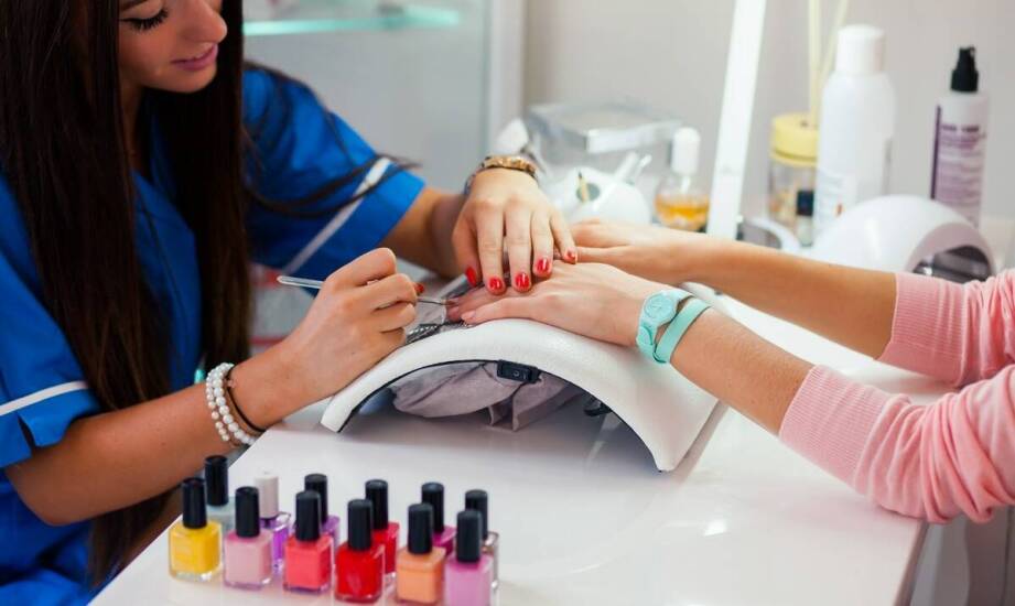 Szkolenia stylizacji paznokci warszawa – jak rozpocząć swoją przygodę z nail art?