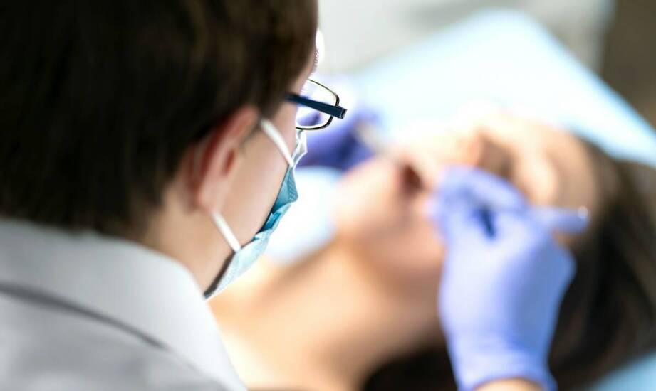 Ortodoncja a stomatologia estetyczna: jak różnice w cenniku wpływają na wybór leczenia?