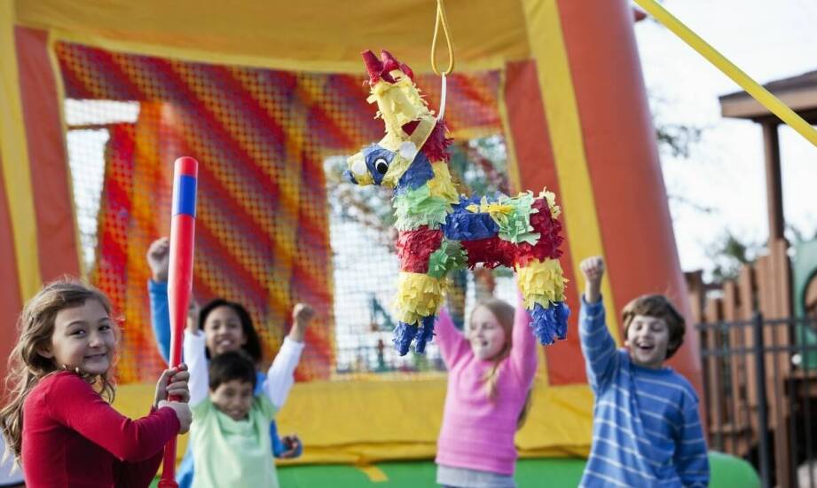 Jakie dodatkowe atrakcje można dodać do przyjęcia w sali urodzinowej?