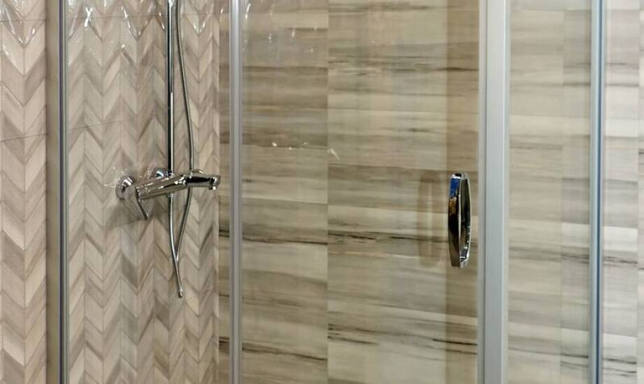 Kabiny prysznicowe na wymiar – jak dopasować je do łazienki?