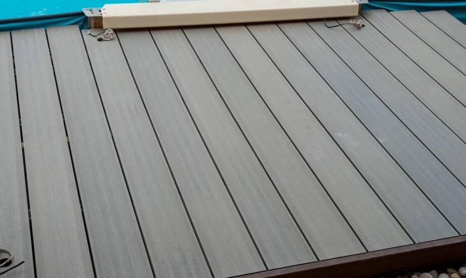 Jakie są najlepsze rozwiązania dla odpływu wody na tarasach kompozytowych?