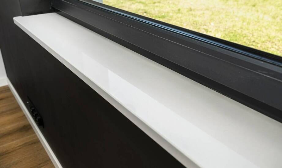 Trendy w designie: końcówki aluminiowe do parapetów w architekturze wnętrz