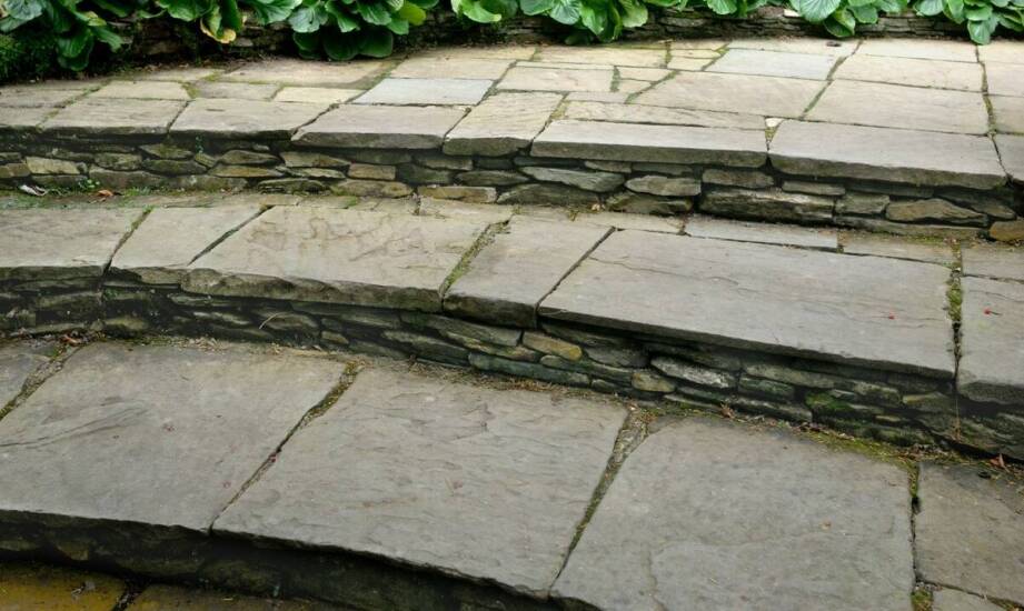 Jakie są korzyści z wyboru granitu na zewnętrzne schody?