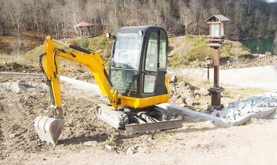 Wynajem minikoparki: porównanie ofert i cen na rynku