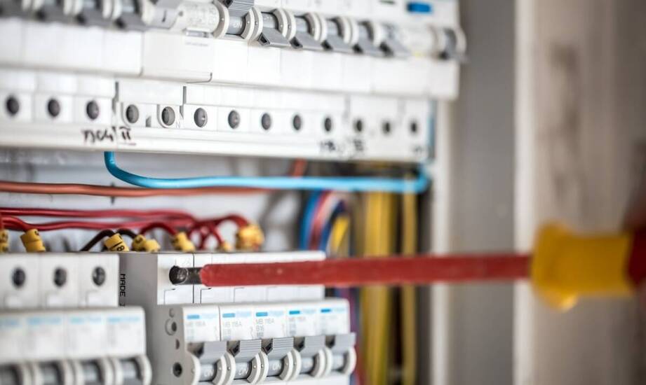 Wyłączniki nadprądowe – jakie modele znajdziesz w hurtowni elektrycznej?