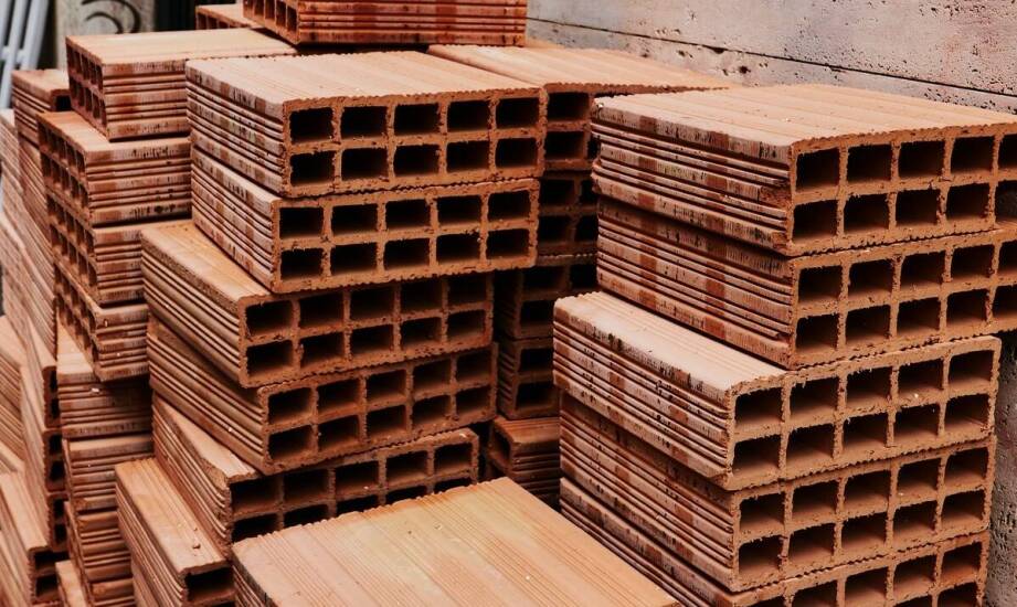 Jak lokalizacja dostawy wpływa na koszt cegły klinkierowej?