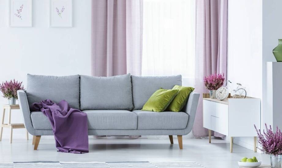 Ozdobne poszewki na poduszki jako kluczowy element aranżacji w stylu hamptons