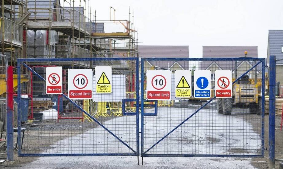 Bramy przemysłowe jako element systemu bezpieczeństwa w zakładach