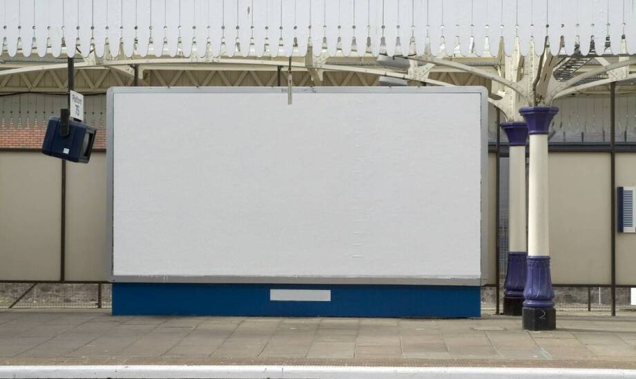 Efektywność reklamy wielkoformatowej: co wyróżnia billboardy na tle innych nośników?