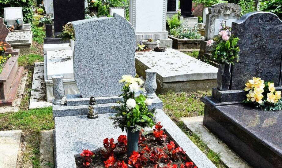 Wyjątkowe kompozycje kwiatowe na cmentarz – inspiracje i porady