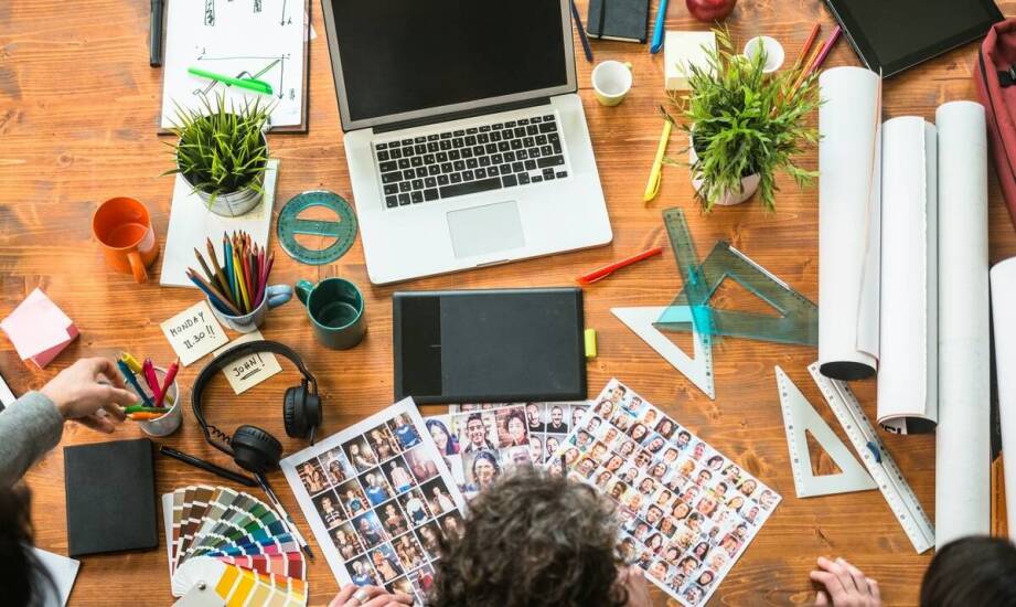 Jak kubek historyczny może wpłynąć na atmosferę w biurze?