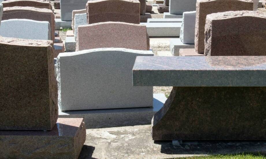 Różnorodność wzorów i kształtów siedzisk do ławeczek cmentarnych