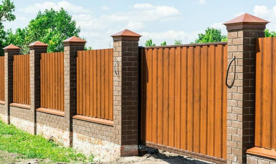Wpływ daszków na słupki na trwałość ogrodzenia