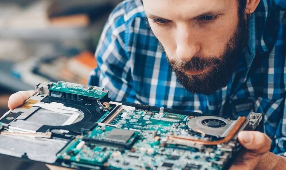 Jak przebiega proces usuwania skutków zalania w laptopach w Inowrocławiu?