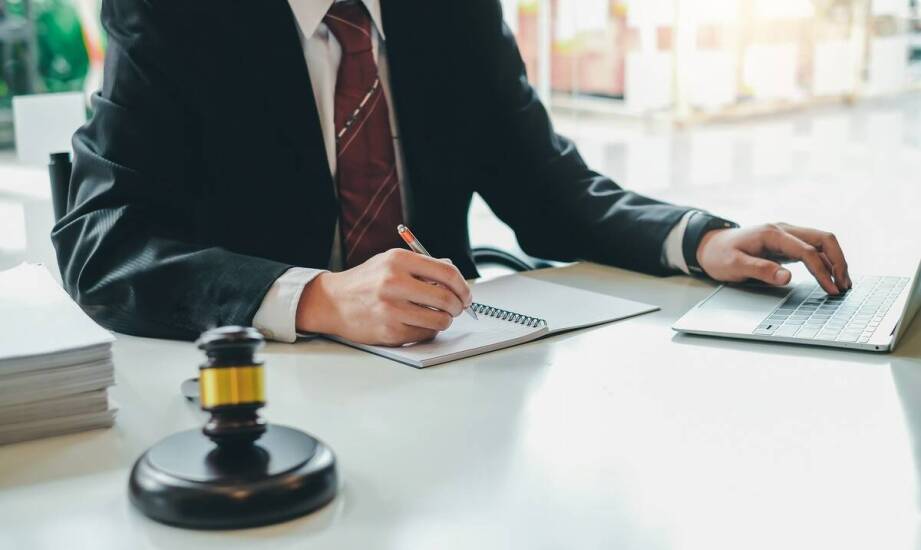 Prawnik do spraw karnych: jak wykorzystać jego wiedzę na swoją korzyść?