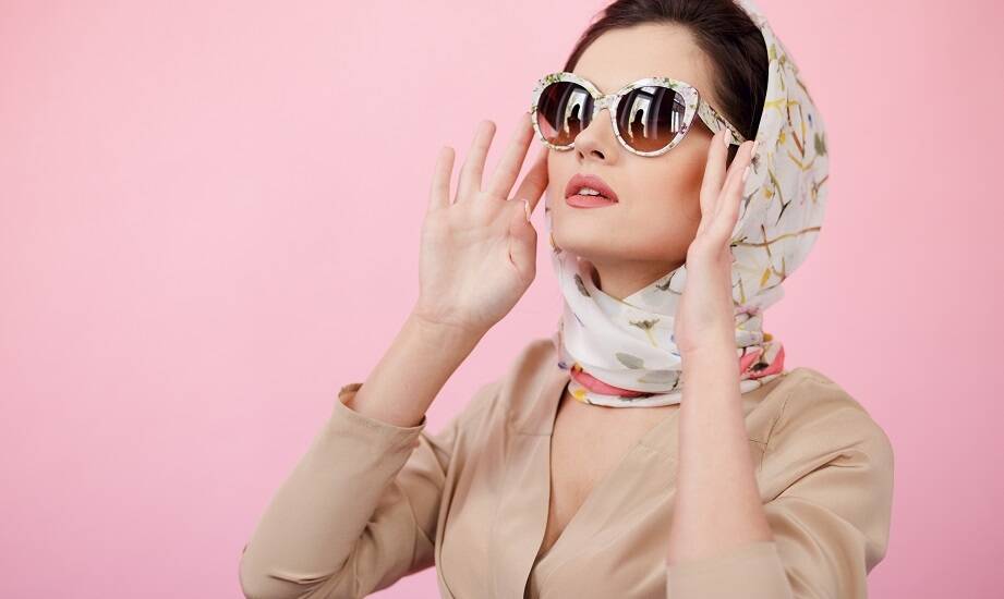 Turban damski na plażę – stylowy sposób na ochronę przed słońcem