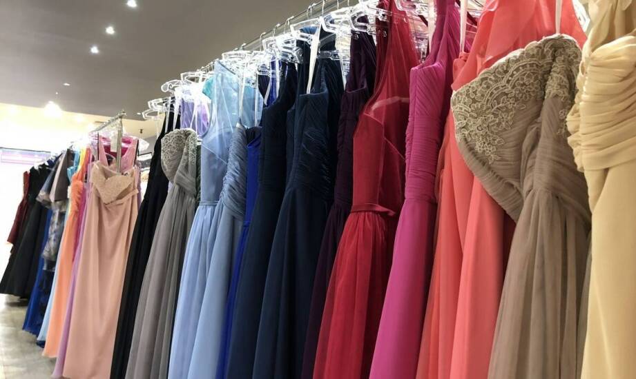 Trendy w stylizacjach z sukienką Carmen plus size na nadchodzący sezon