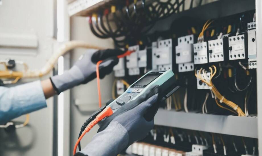 Jakie elementy są niezbędne do stworzenia niezawodnej instalacji elektrycznej?