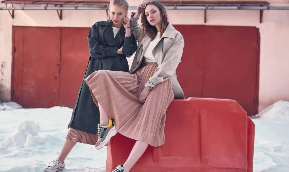 Wiosenne stylizacje z kurtką płaszczem z kapturem – trendy i inspiracje