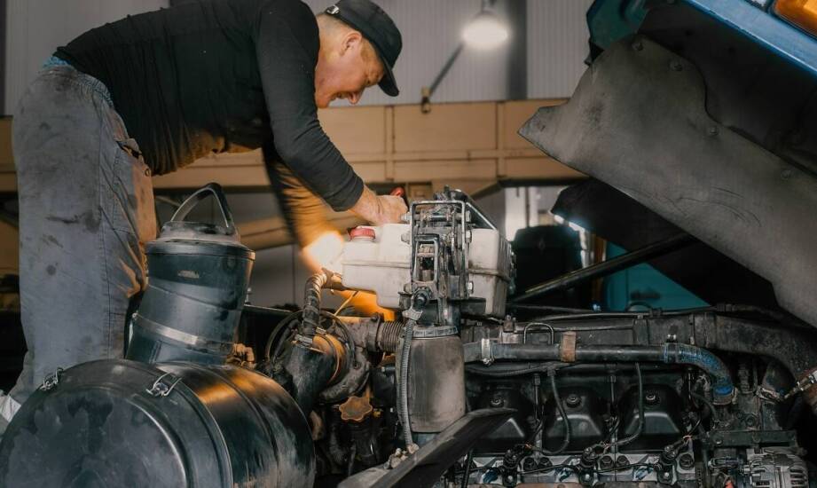 Mechanik koparek: kluczowe aspekty serwisowania różnych modeli maszyn