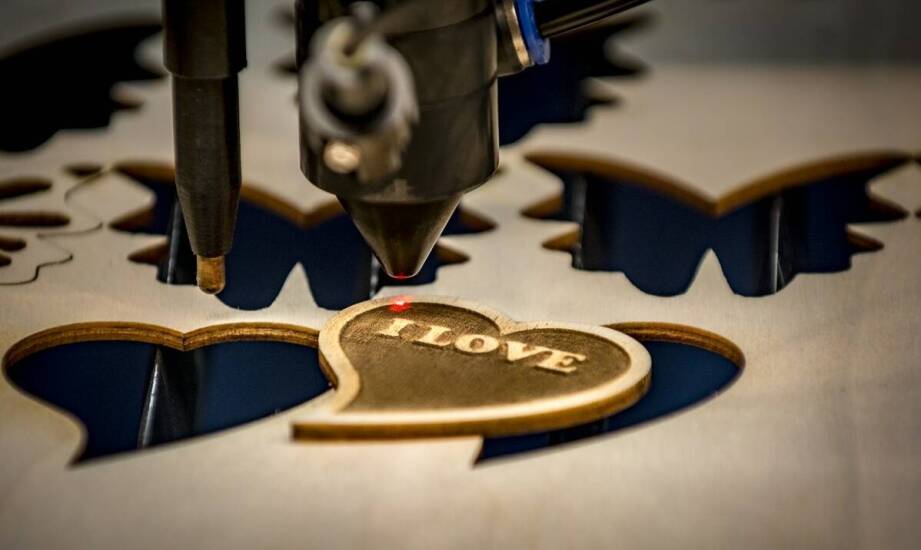 Zastosowanie dibondu i PCV spienionego w połączeniu z grawerowaniem laserowym