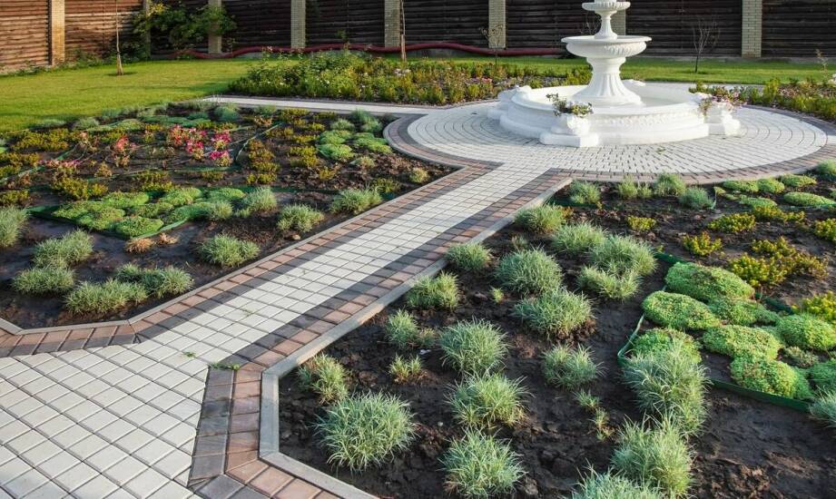 Ławki betonowe w ogrodzie – wygoda i nowoczesny styl