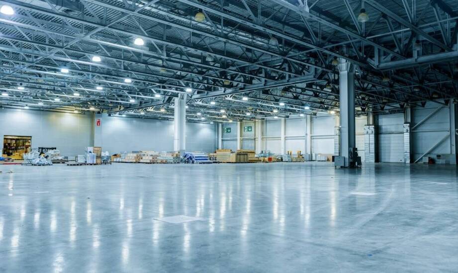 Jak optymalizować zużycie energii dzięki instalacjom oświetleniowym w przemyśle?