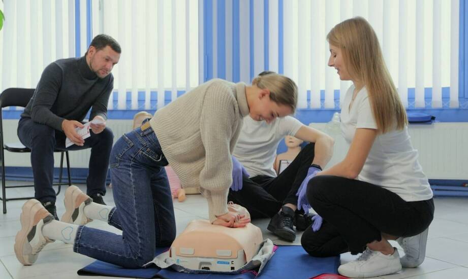 Wpływ fantomów z aplikacją na jakość nauki resuscytacji