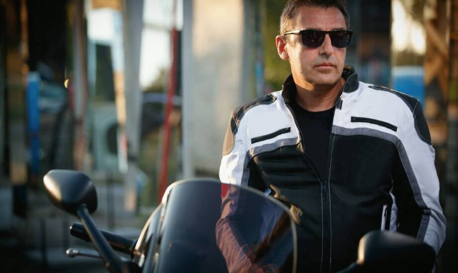 Kurtka riders dla początkujących motocyklistów – na co zwrócić uwagę przy zakupie?