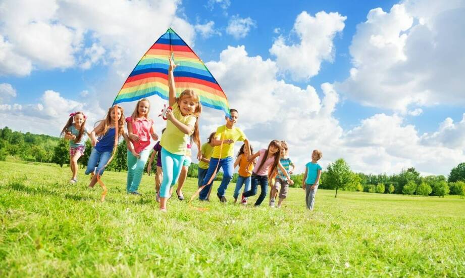 Przygodowe obozy w malowniczym ośrodku – co czeka na uczestników?