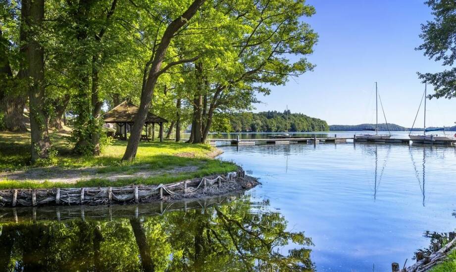 Jak nasza firma wspiera klientów w planowaniu rejsu na Mazurach?