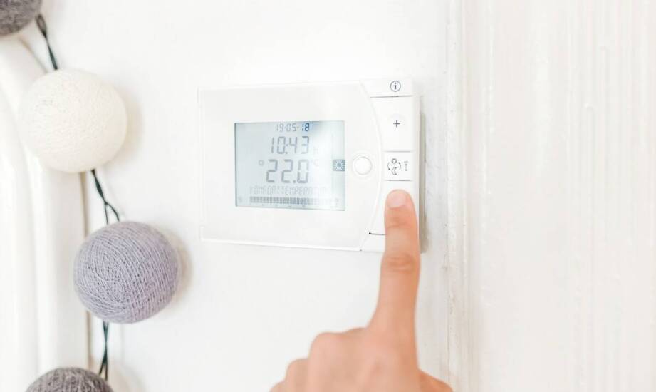 Jakie są korzyści z instalacji inteligentnych termostatów w domach mieszkalnych?