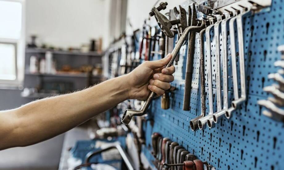Jak podnośniki nożycowe wpływają na ergonomię pracy w warsztacie?
