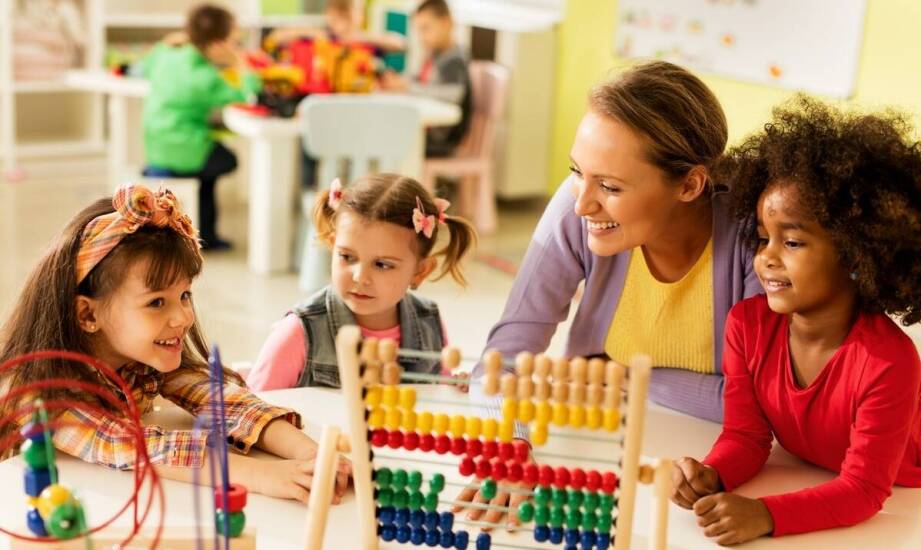 Przedszkole prywatne a rozwój inteligencji emocjonalnej dzieci: co oferuje Mokotów?