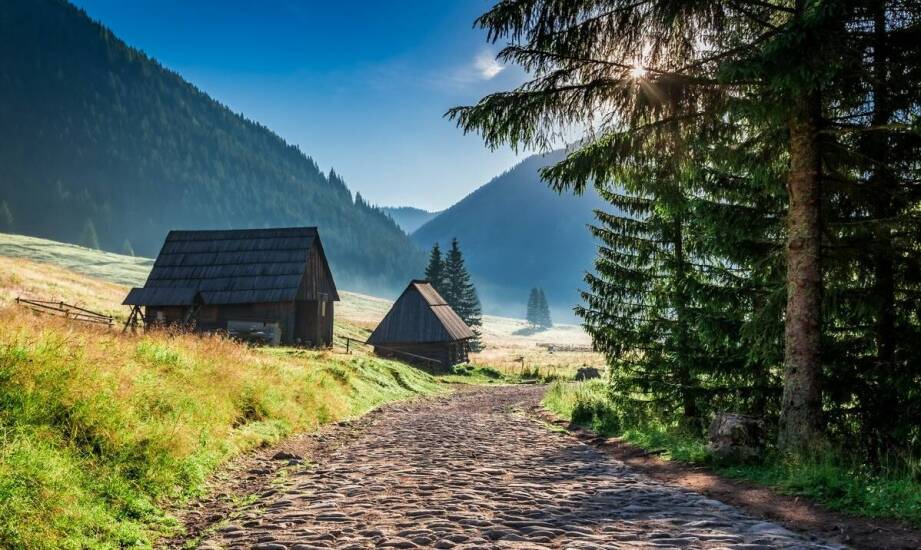 Domy z bali jako baza wypadowa do odkrywania górskich szlaków