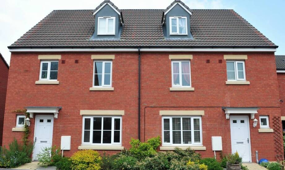 Domy bliźniacze – jakie są korzyści z wyboru tego typu zabudowy?