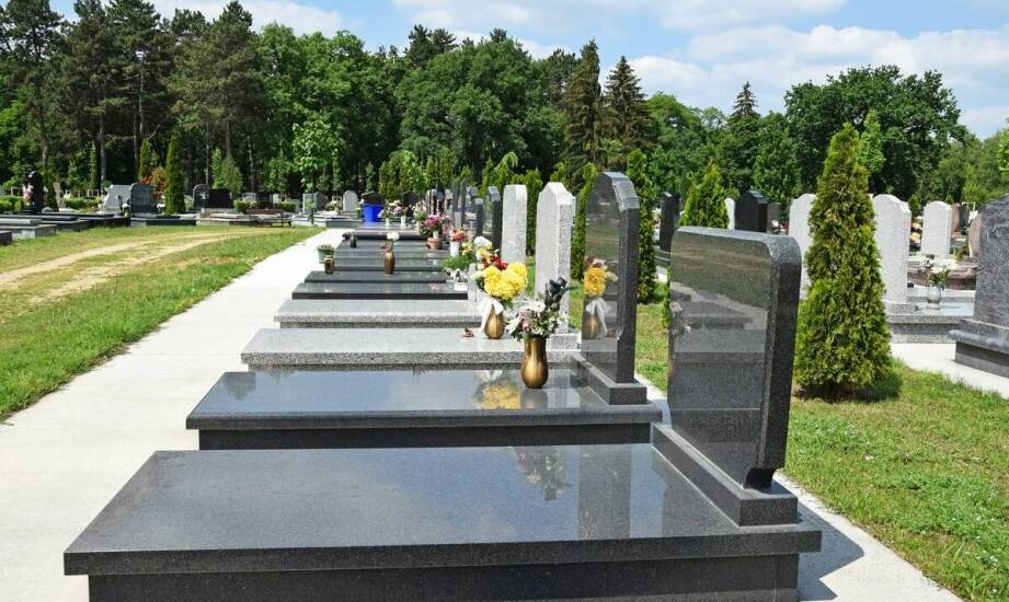 Siedziska do ławek cmentarnych – rozwiązania dla osób z ograniczeniami ruchowymi