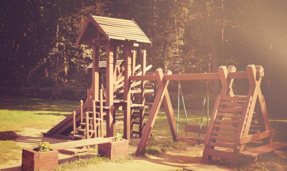 Wybór huśtawek dla placówek edukacyjnych – na co zwrócić uwagę?