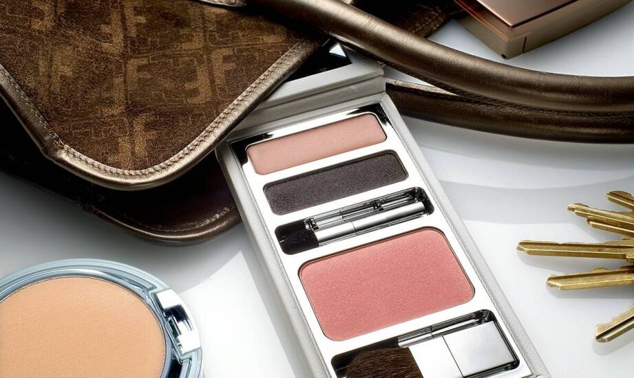 Jak łączyć ubrania z różnych kolekcji, by stworzyć spójny look?