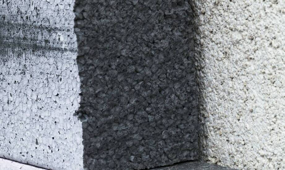 Porównanie pustaków gipsowych ściennych z tradycyjnymi materiałami budowlanymi