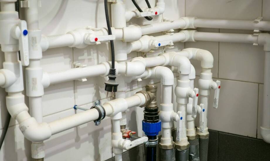 Dlaczego warto wybrać rury PVC do zastosowań zewnętrznych?