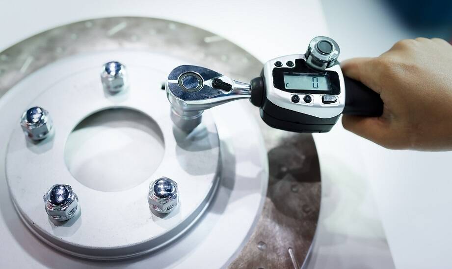 Porównanie tradycyjnych i nowoczesnych kluczy dynamometrycznych akumulatorowych